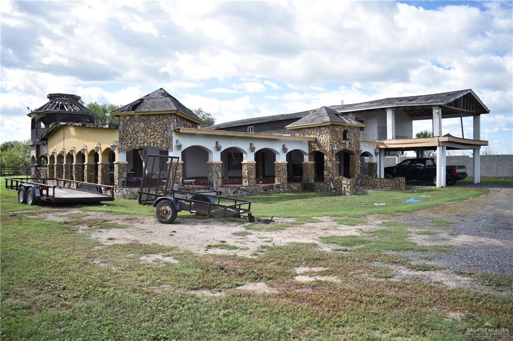 a view of a house with a yard