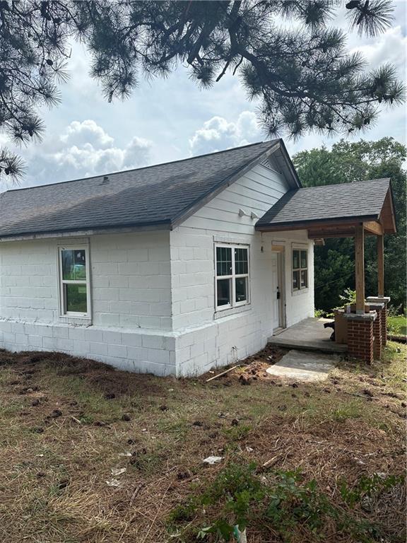 a view of a house with a backyard