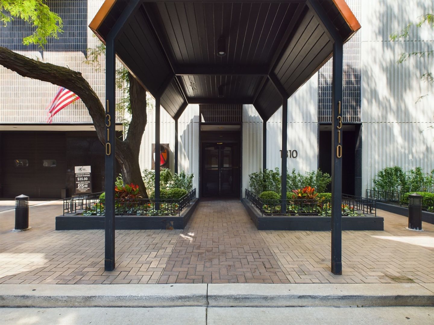 a view of a entrance gate of the house