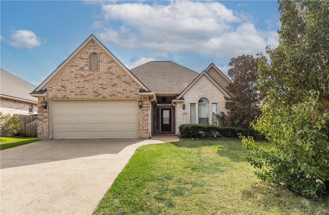 View of front of house featuring a front yard and