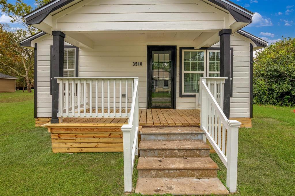 a view of entryway with a front door