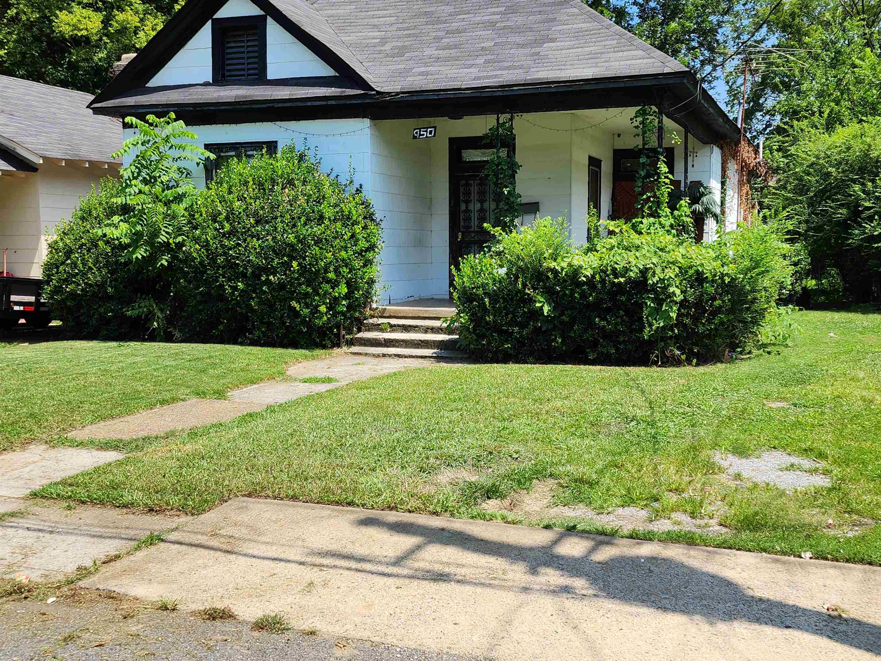 View of front facade featuring a porch and a front yard