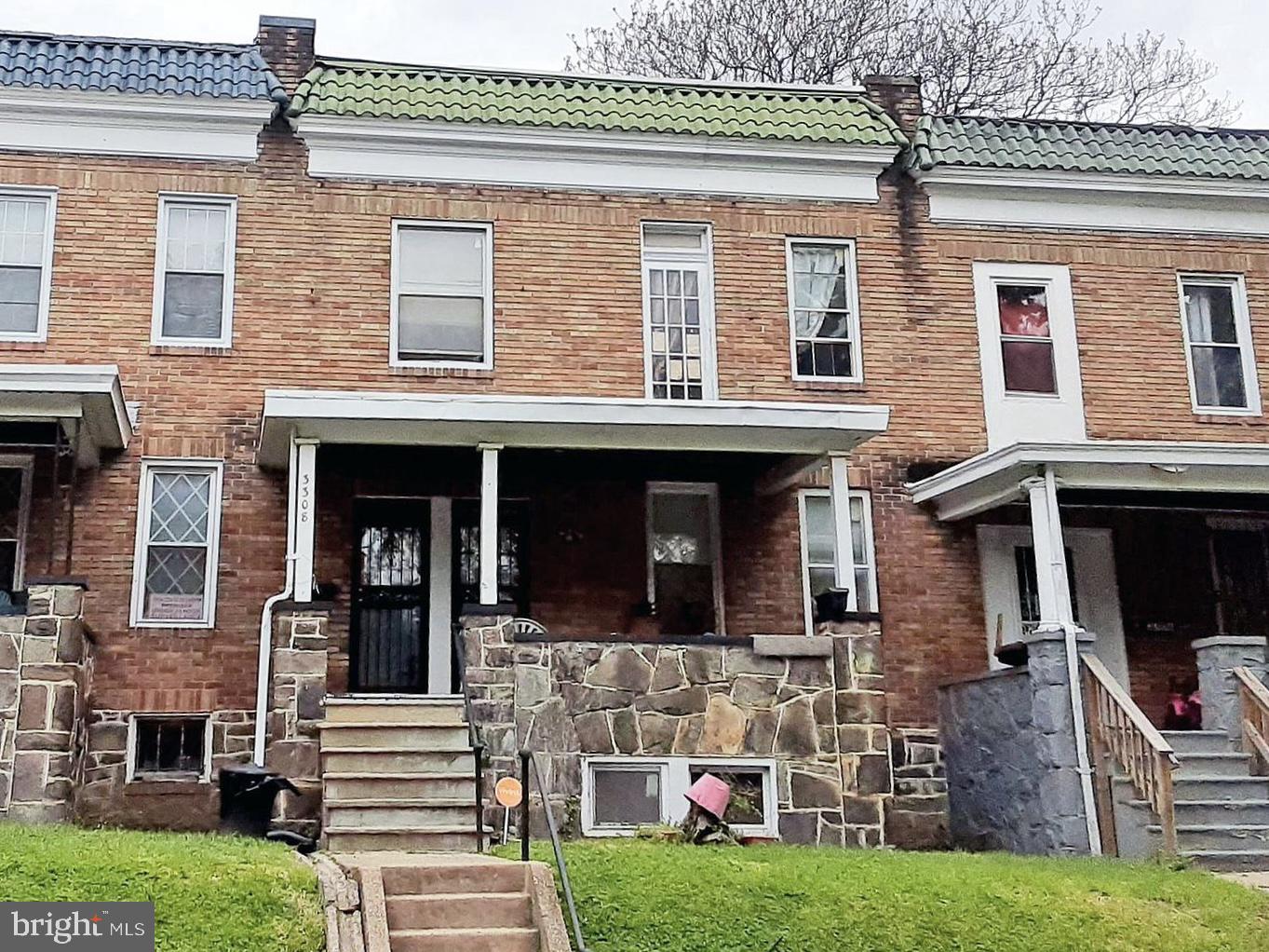 a front view of house with yard