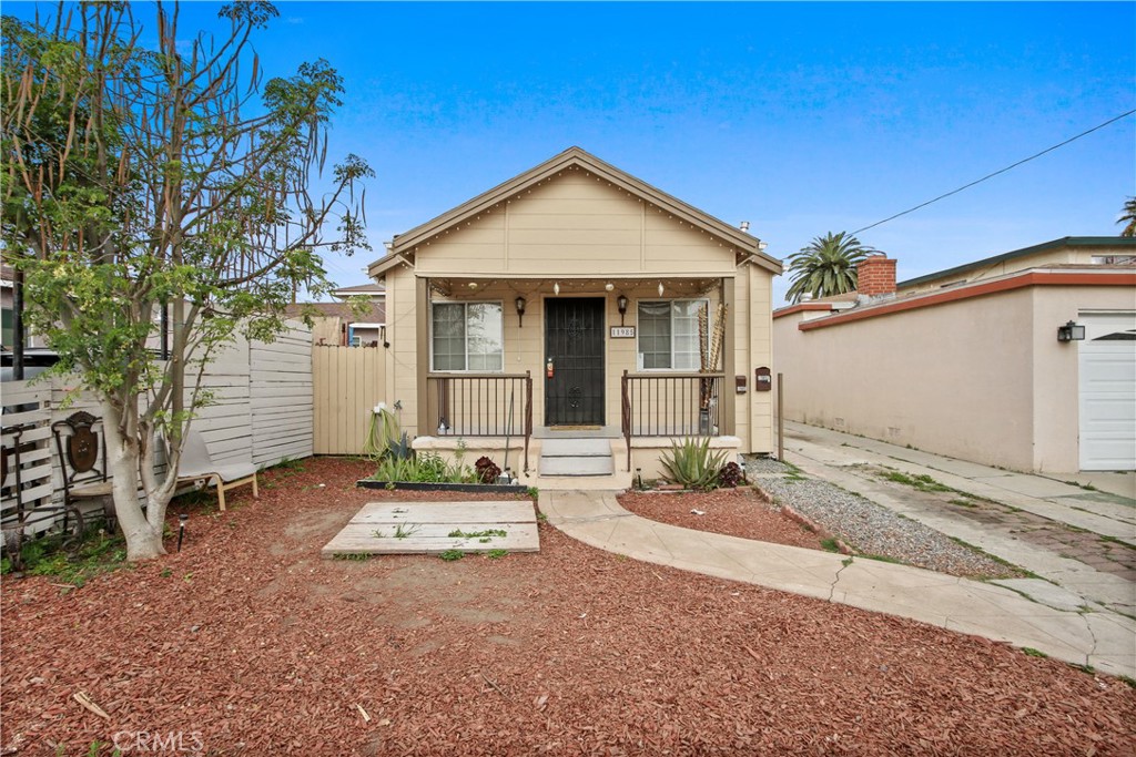 a view of a small house with yard