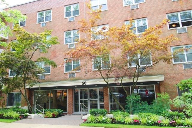 $438,000 | 50 Hill Park Avenue, Unit 2L | Great Neck Plaza Village