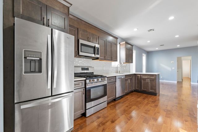 $2,300 | 811 Montgomery Street, Unit 1L | McGinley Square