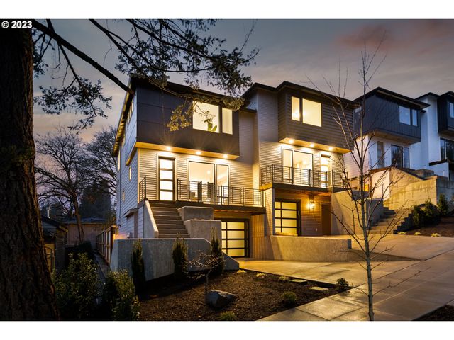 $876,000 | 627 Southwest Lobelia Street | Collins View