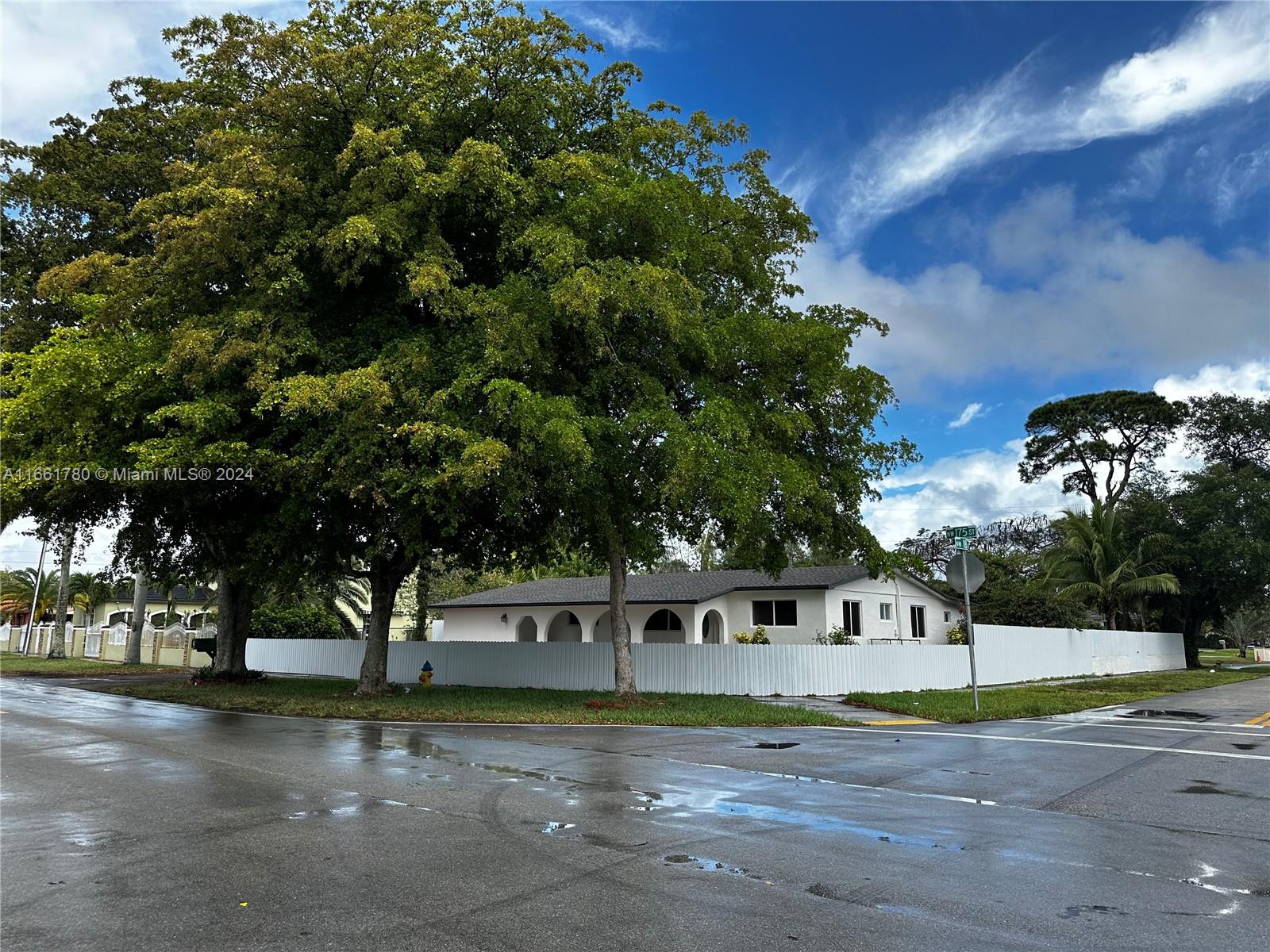 a view of a house with a yard