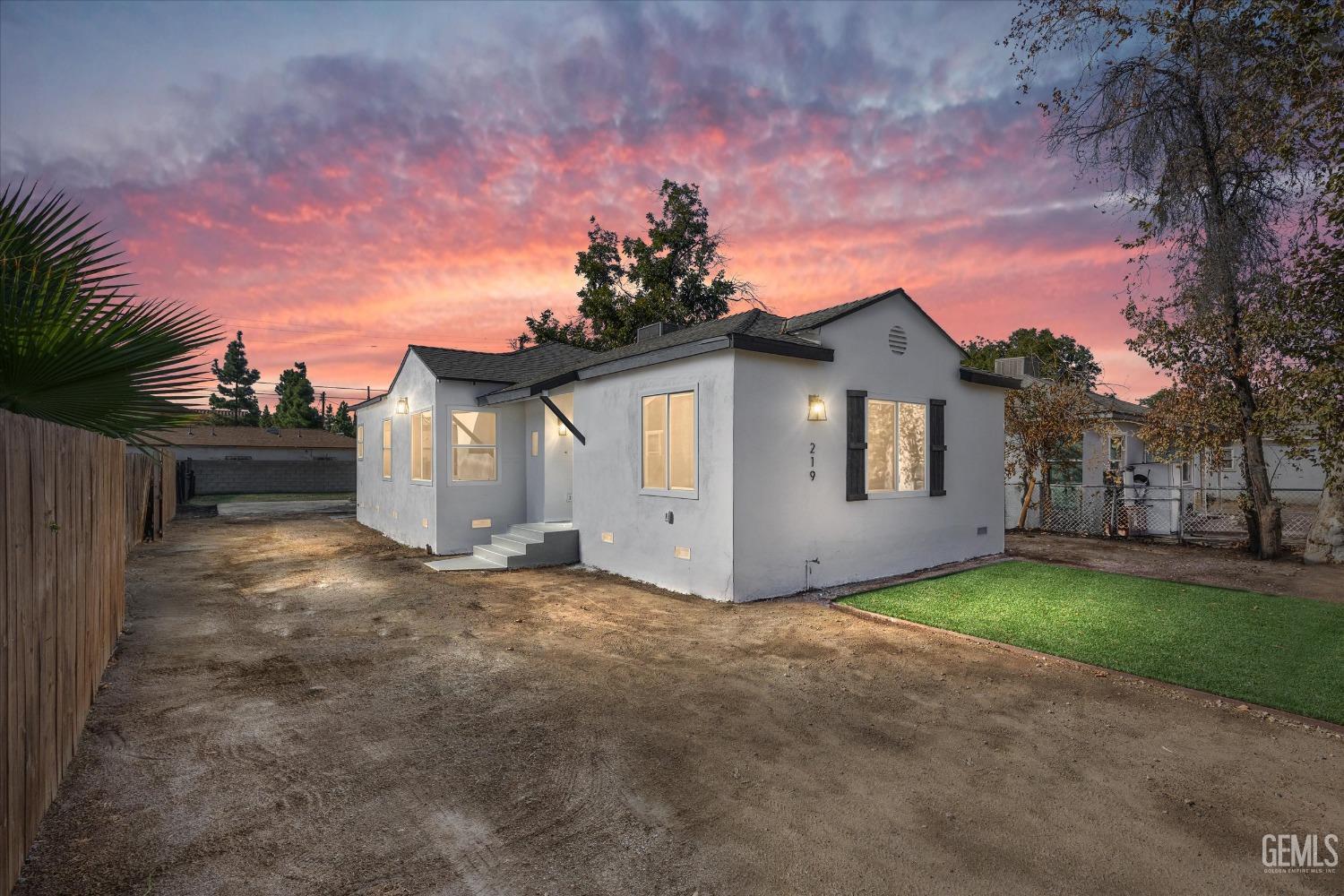 a view of a house with a yard