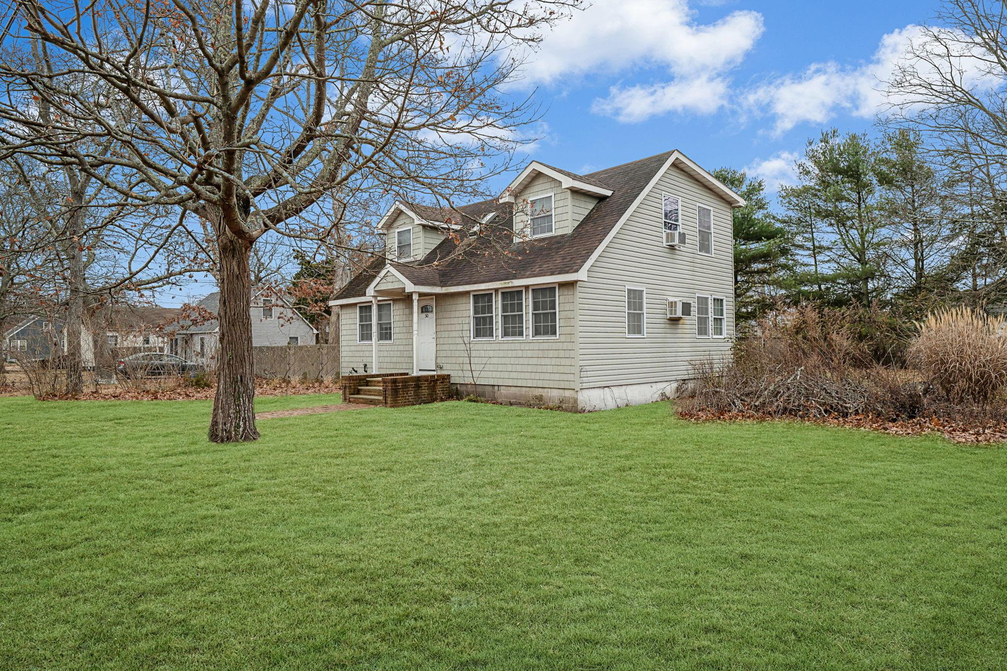 a view of a house with a yard