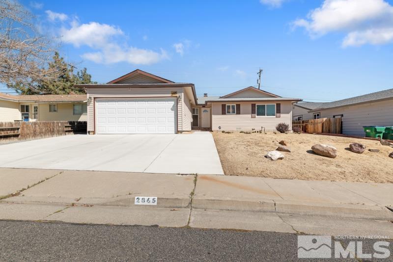 a view of a yard in front of house