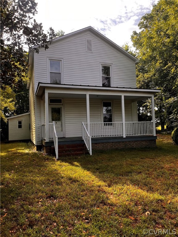 a view of a house with a yard