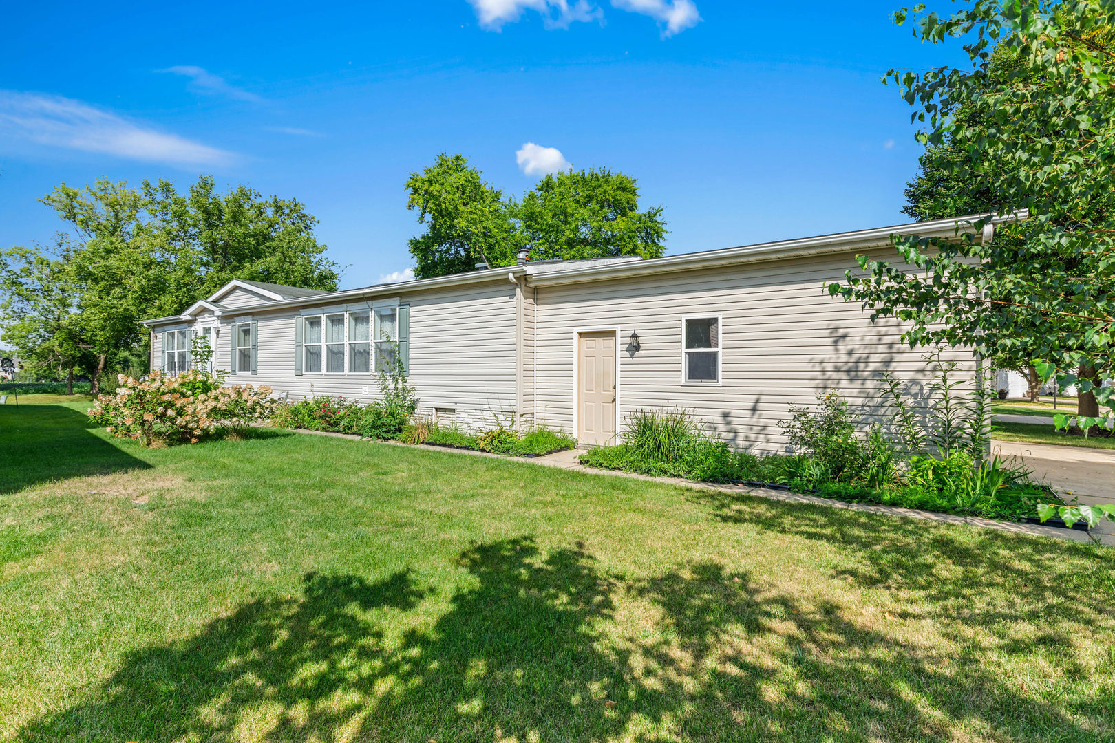 a view of a house with backyard and garden