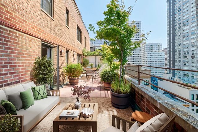 $959,000 | 220 East 67th Street, Unit 12E | Lenox Hill