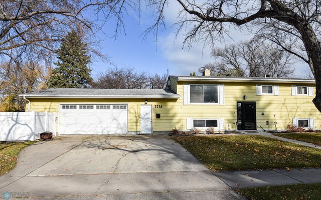 $300,000 | 1216 24th Avenue South | Moorhead