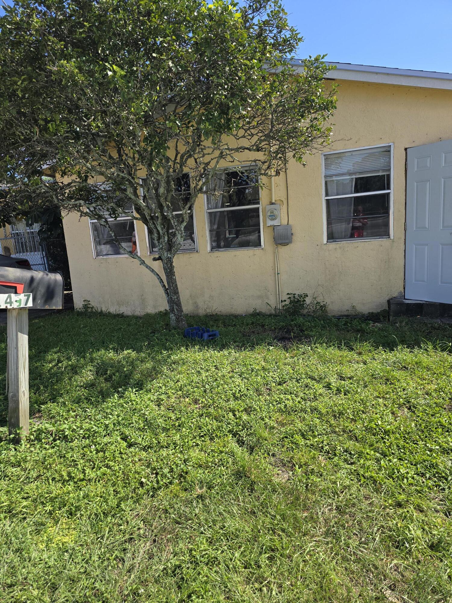 a view of a house with a yard