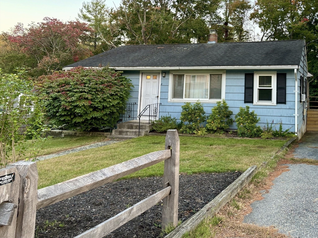 a view of a house with backyard and garden