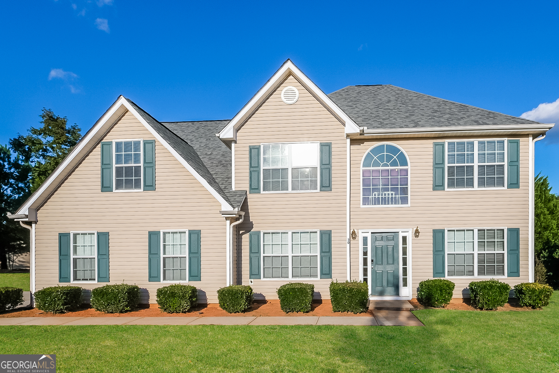 a view of a house with backyard and garden