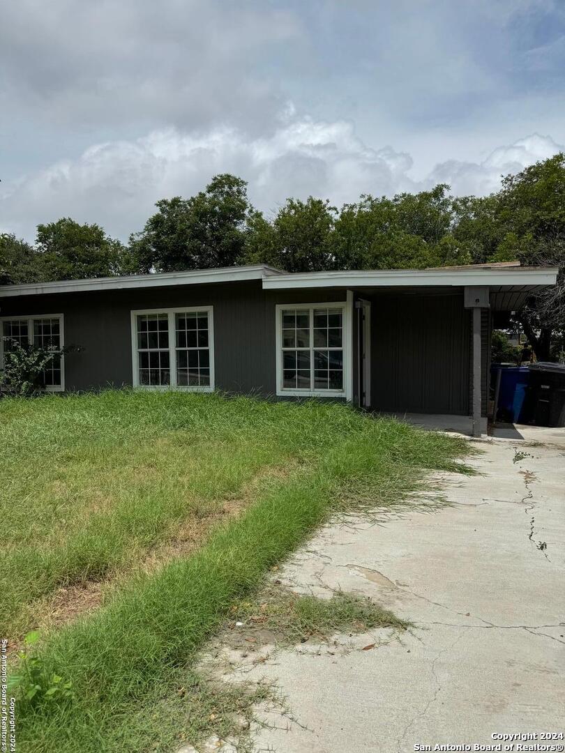 a view of a house with backyard and garden