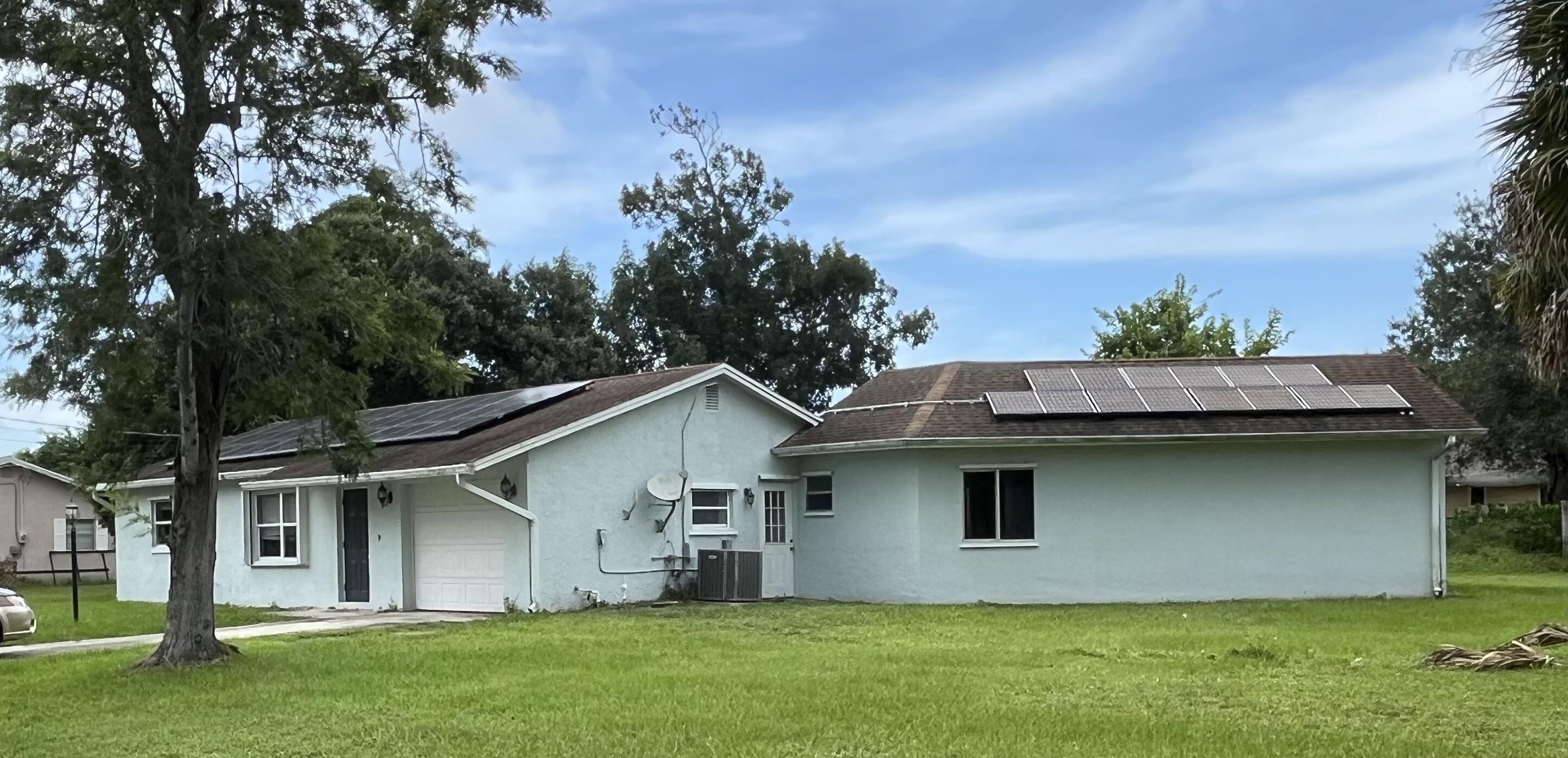 a view of front of a house with a yard