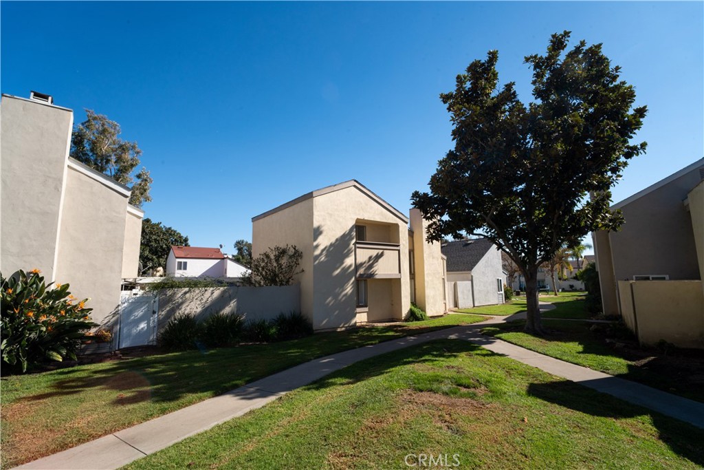 a view of a house with backyard and garden