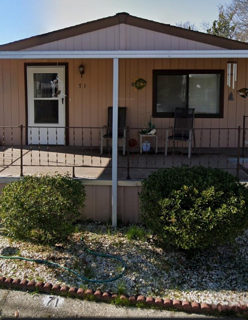 a front view of house with yard