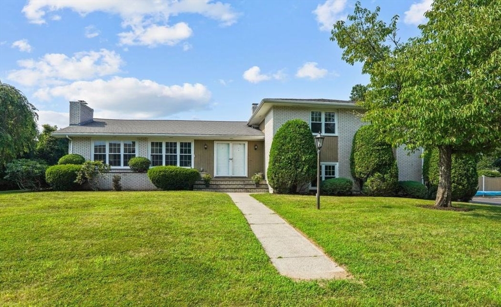 a view of a house with a yard