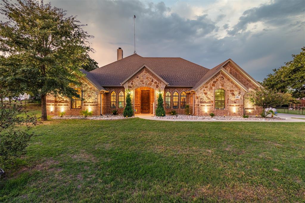 a view of a house with a yard