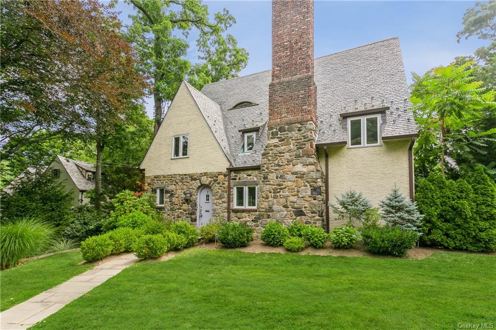 Welcome to 7 Cotswold Way in Scarsdale, New York.