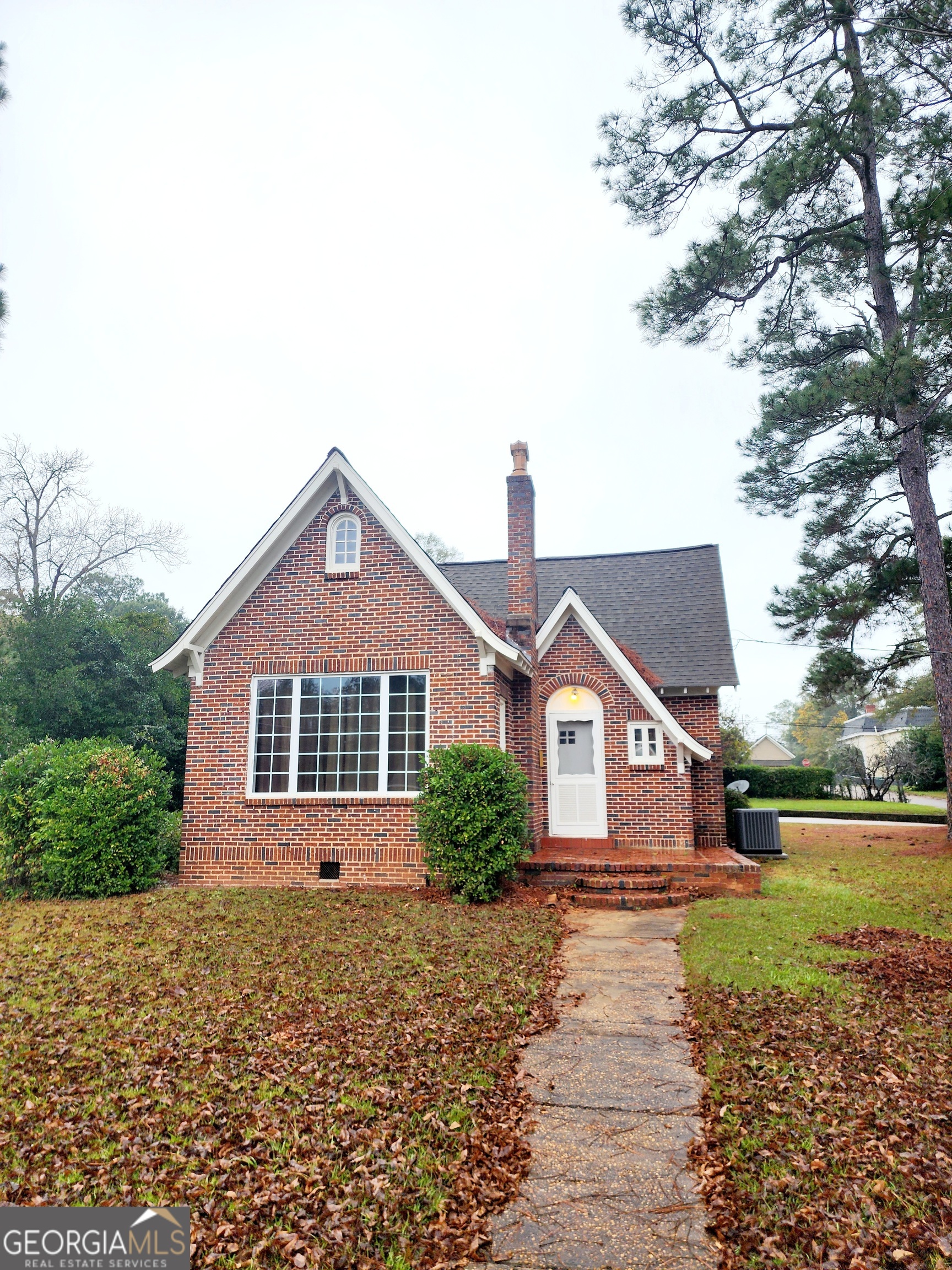 a view of front of a house with a yard