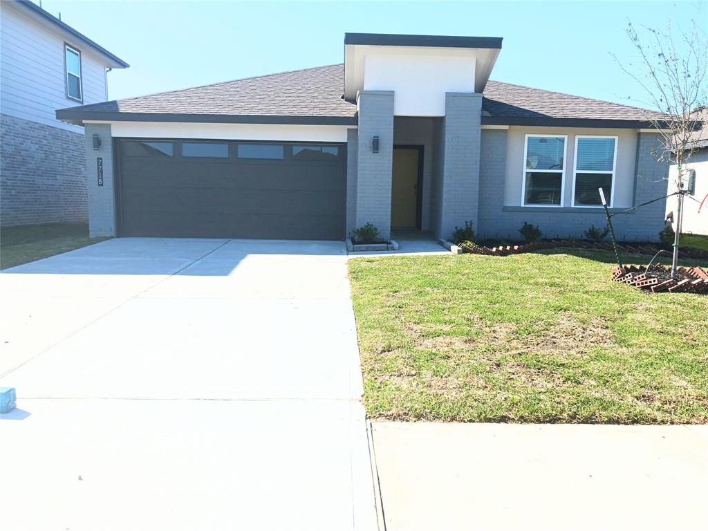 a view of back yard of the house