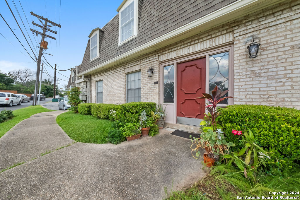 a flower garden is sitting in front of a building