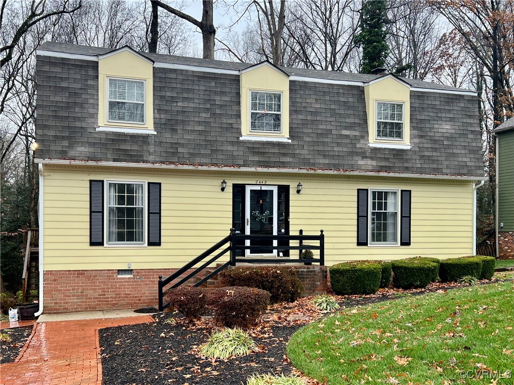 View of front of house featuring a front yard