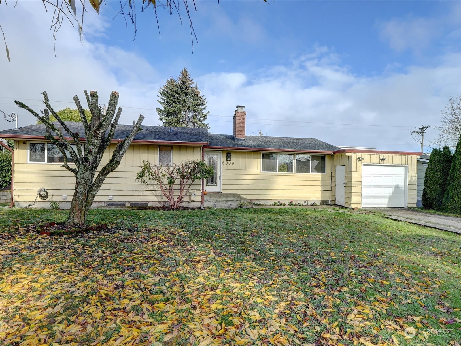 a view of a house with a yard