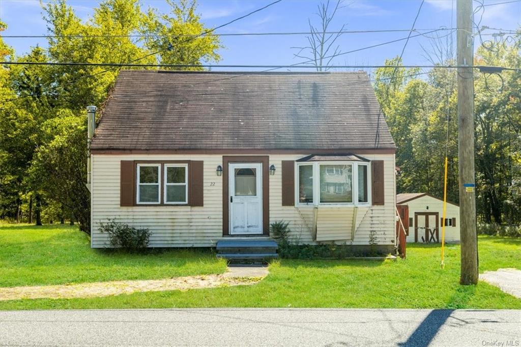 Cape cod house featuring a front yard