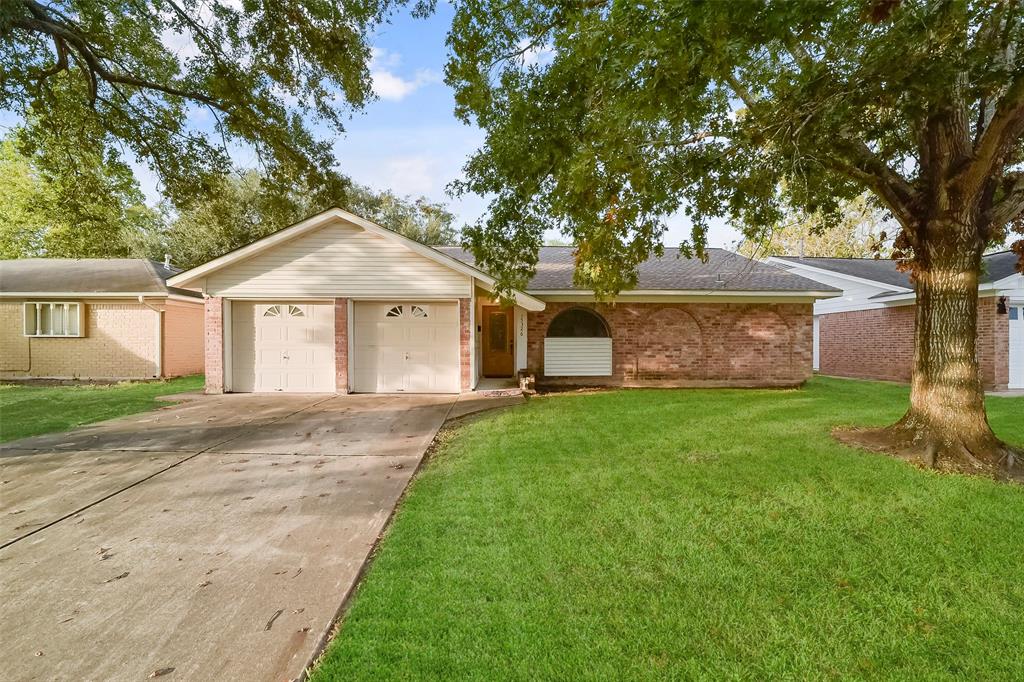 Welcome to 15326 E Hutchinson Circle! Located in a prime setting within walking distance to subdivision amenities and quick access to Hwy 90 & the tollway. Spacious yards are complete with mature trees.