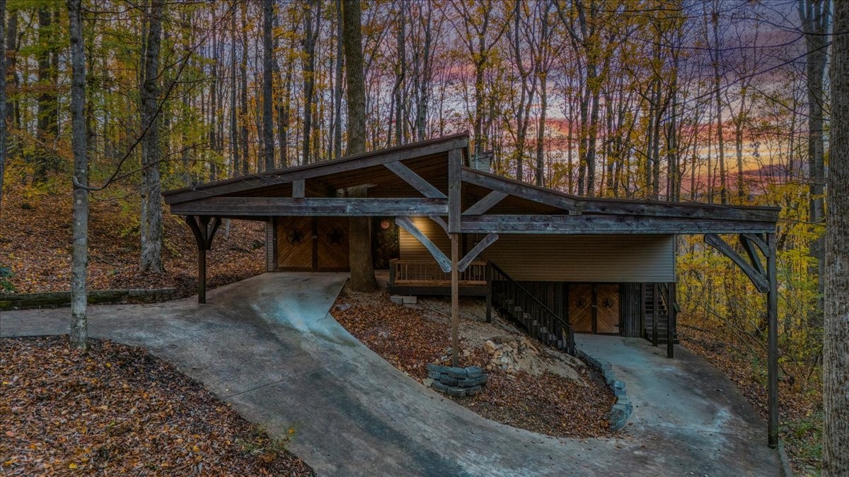 a view of a house with backyard