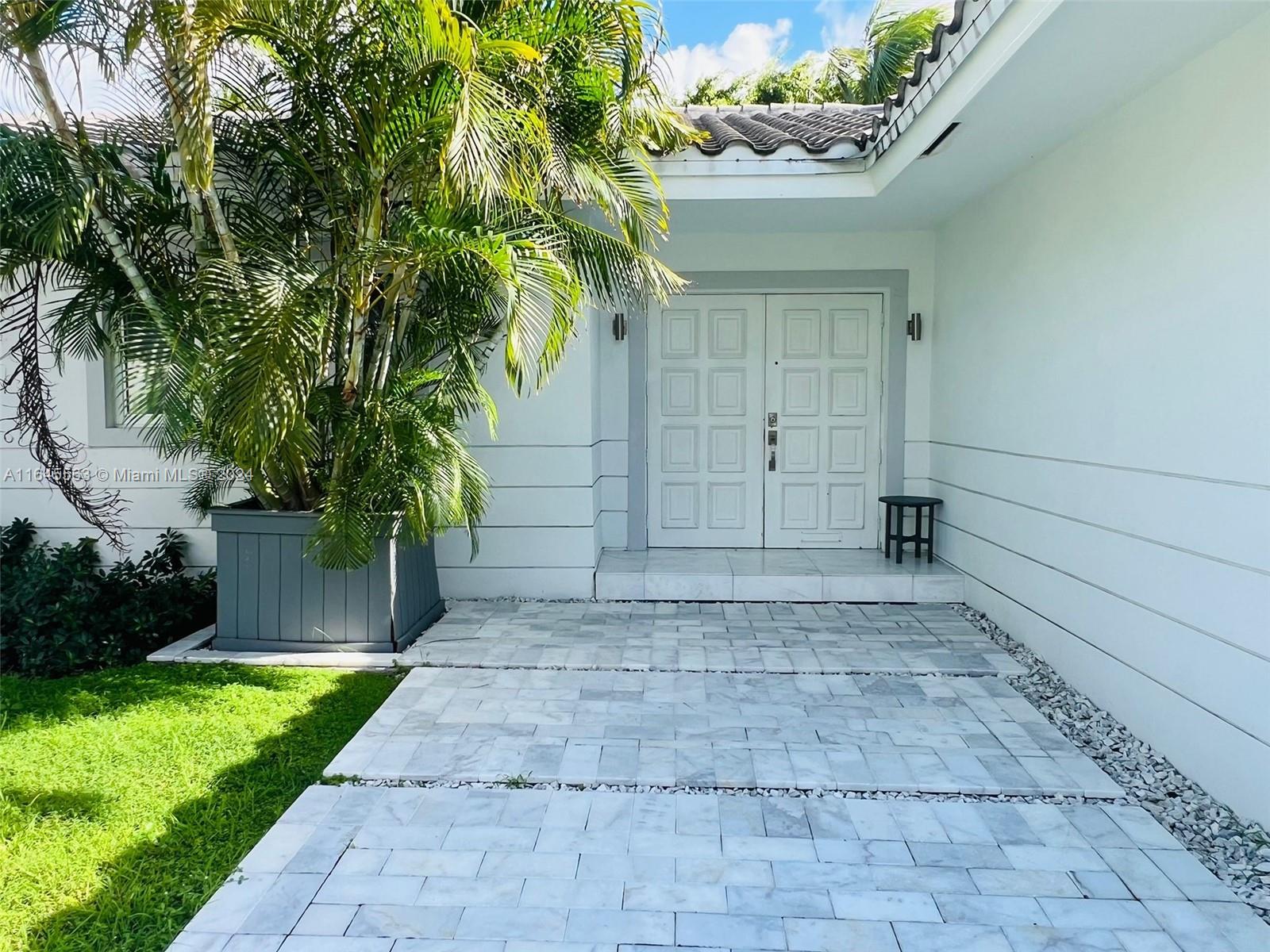 a view of back yard of the house