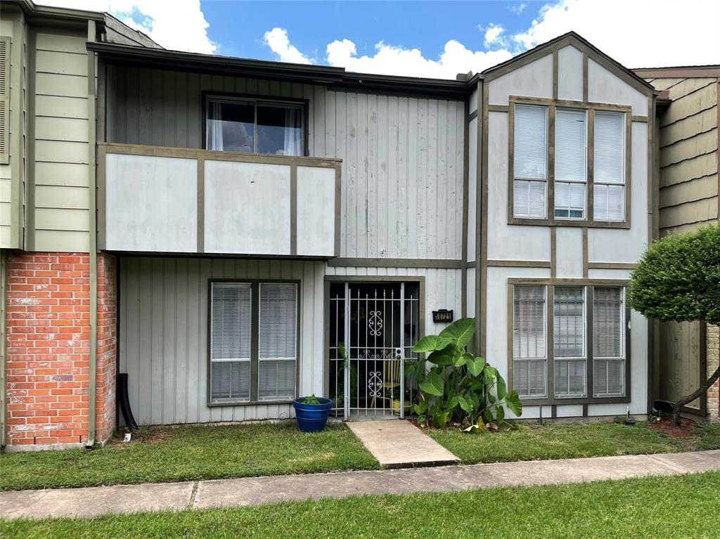 a view of a house with yard and plants