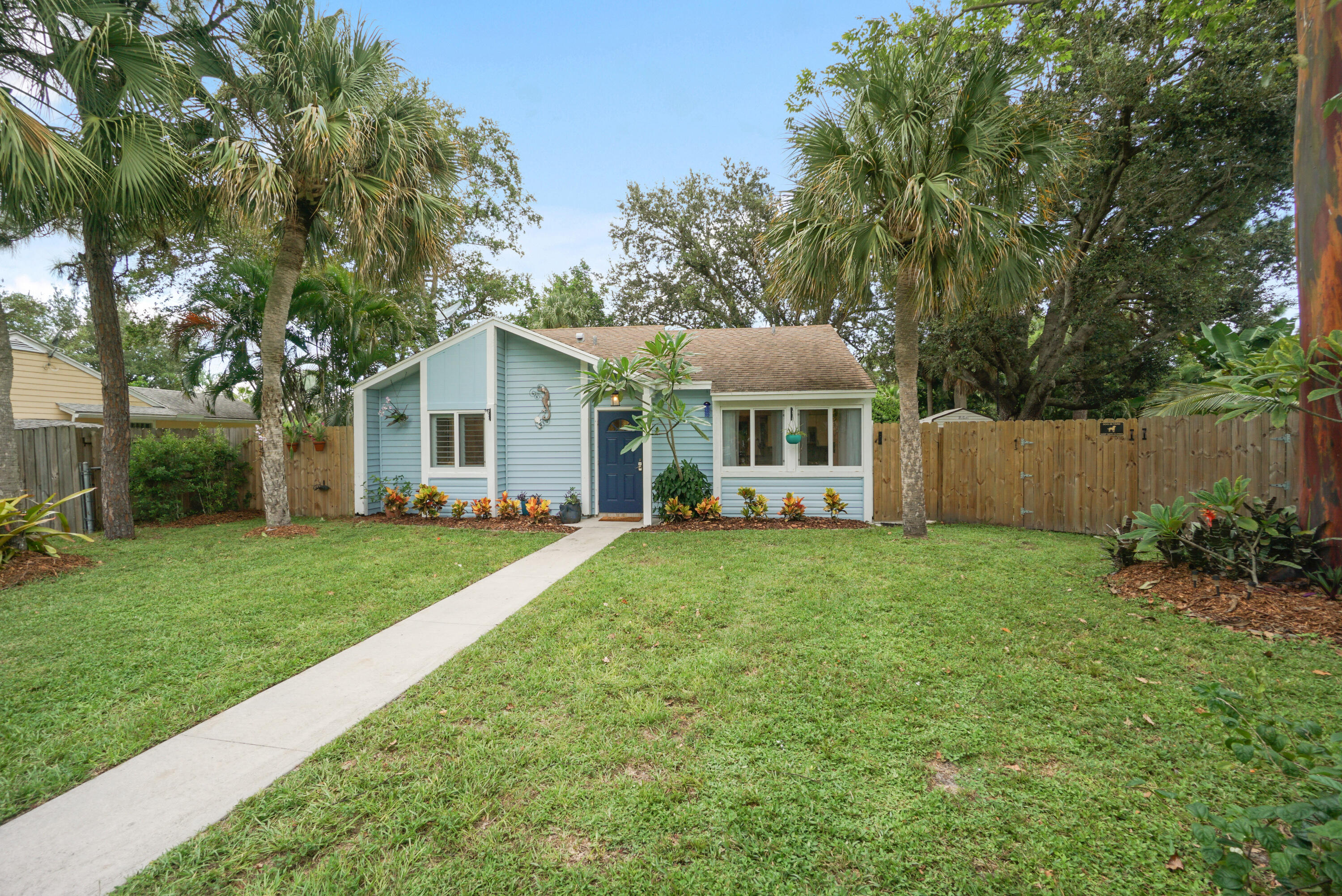 a view of a house with backyard and garden