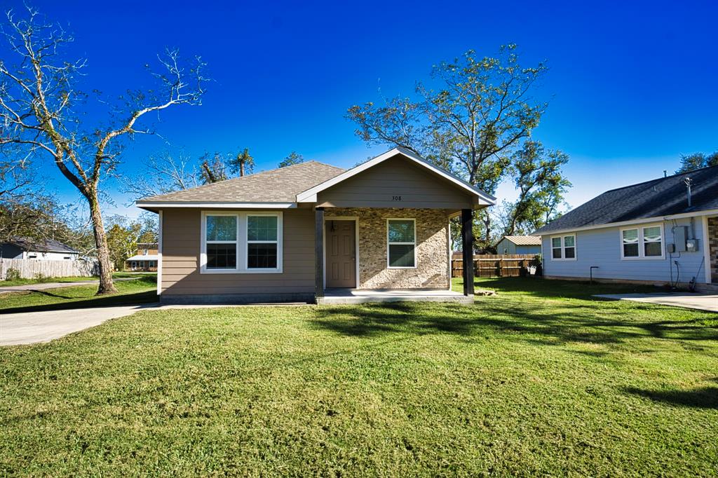 a view of a house with a yard