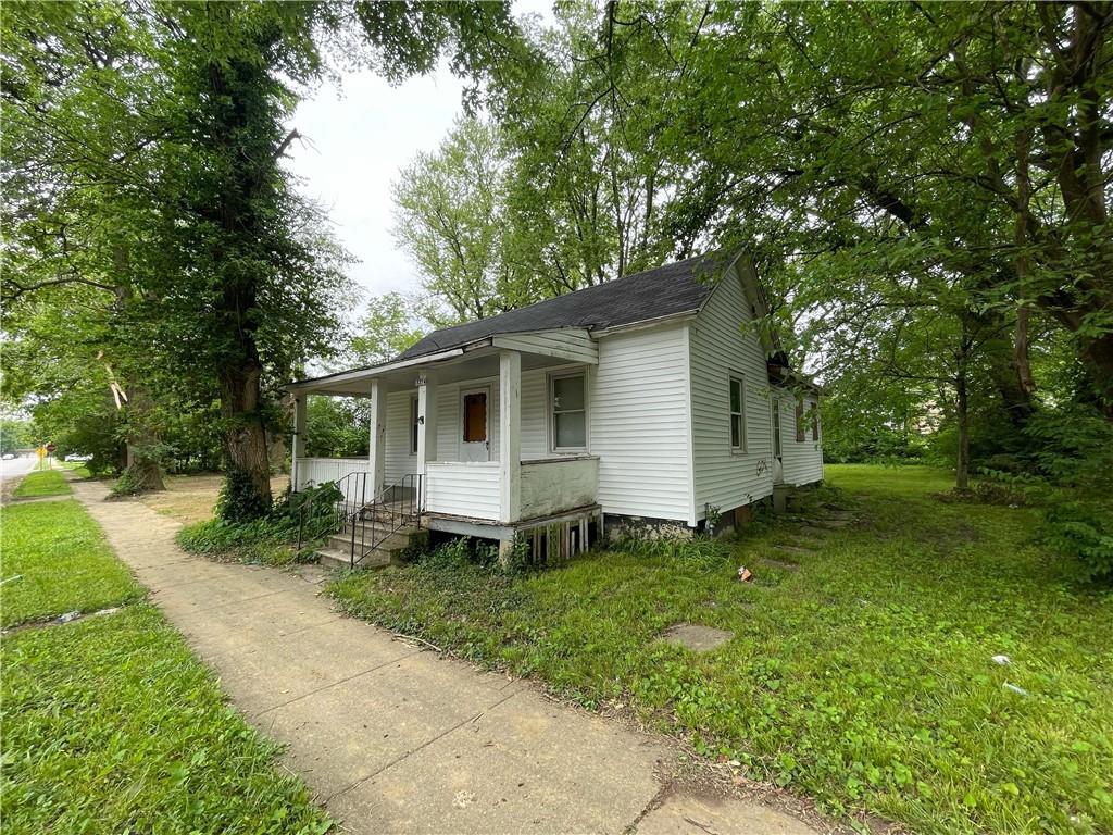 a view of a house with a yard