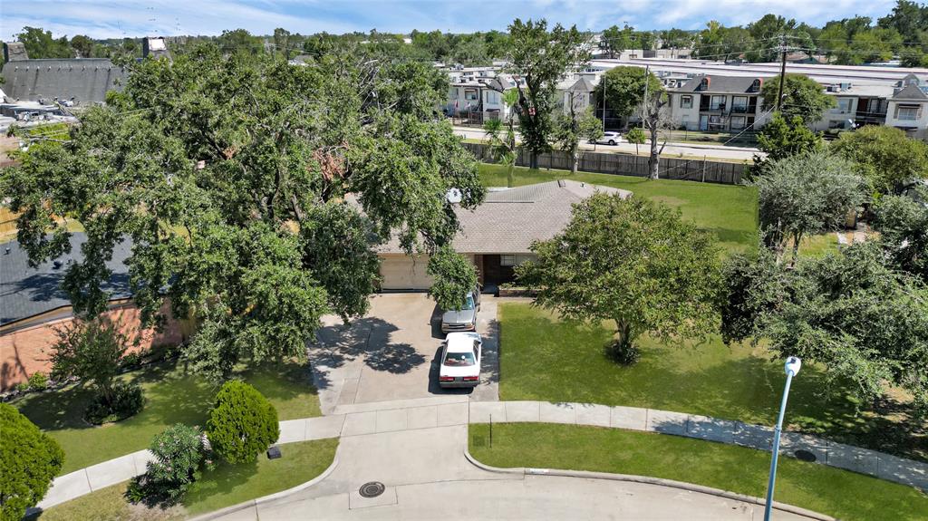 an aerial view of a house with yard swimming pool and outdoor seating