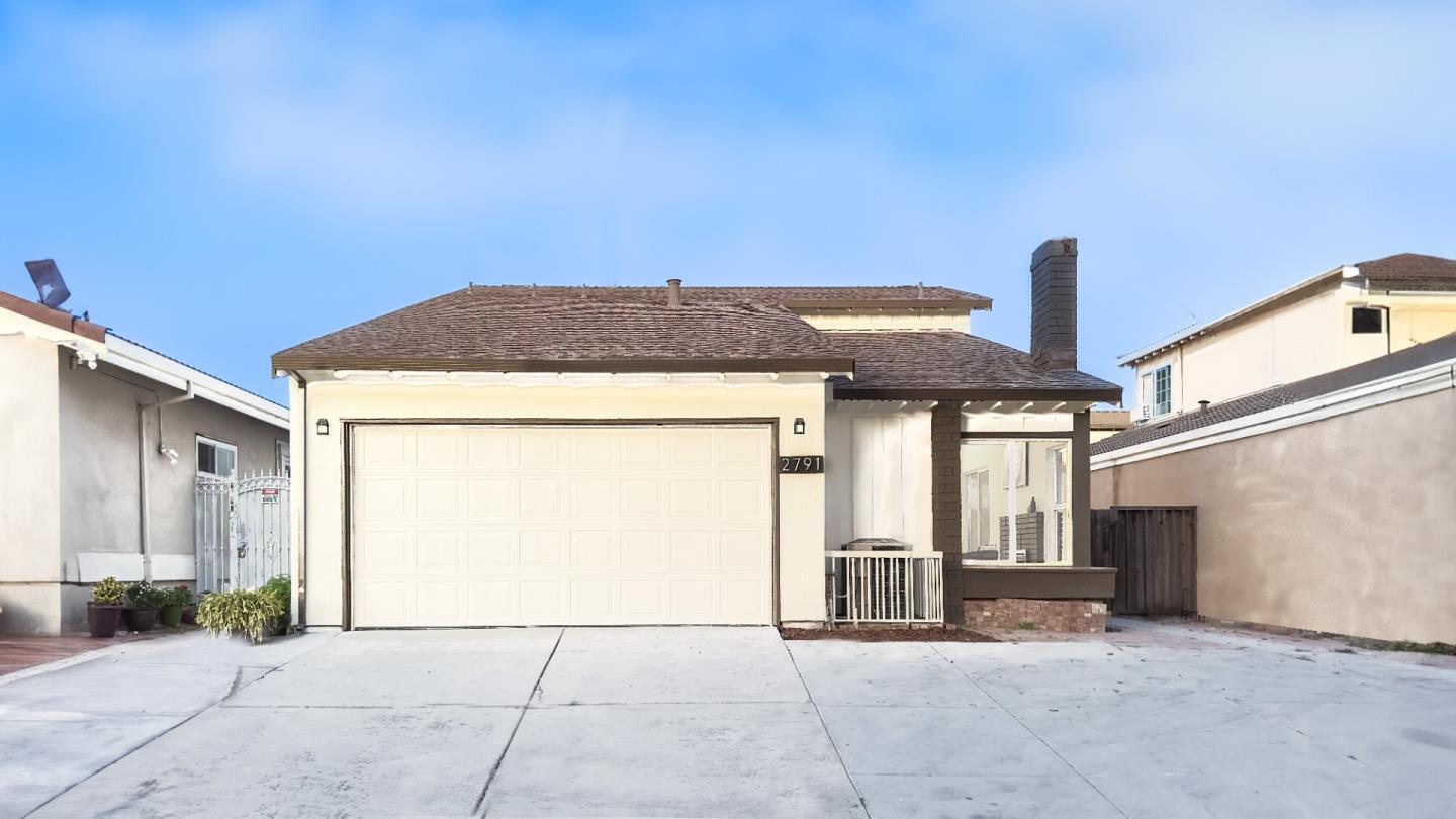 a view of entryway with a garage