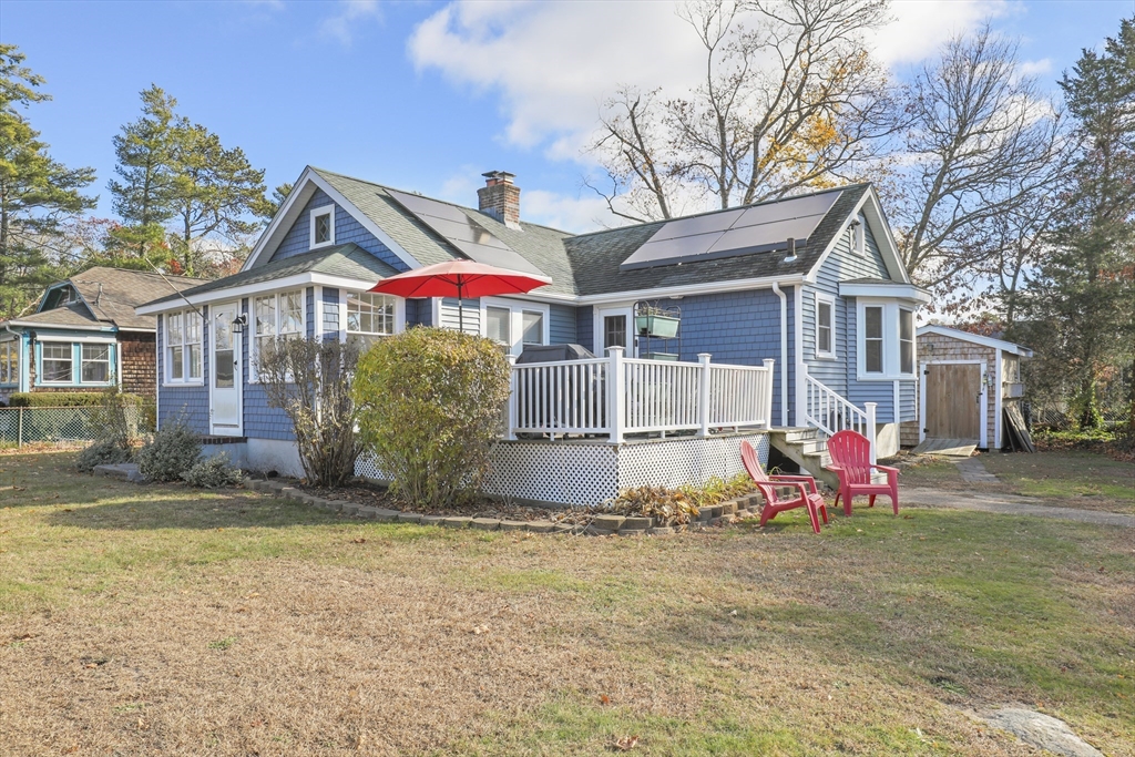 a view of a house with a yard