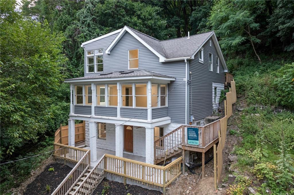 a view of a house with backyard and garden