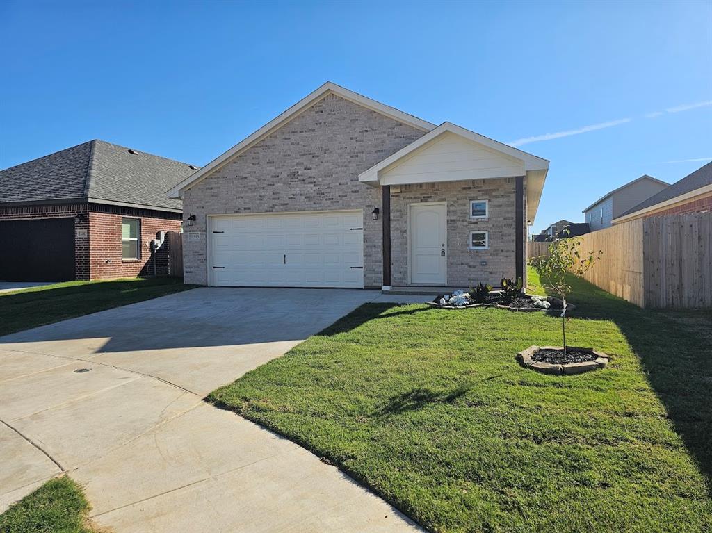 a view of a house with backyard and garden