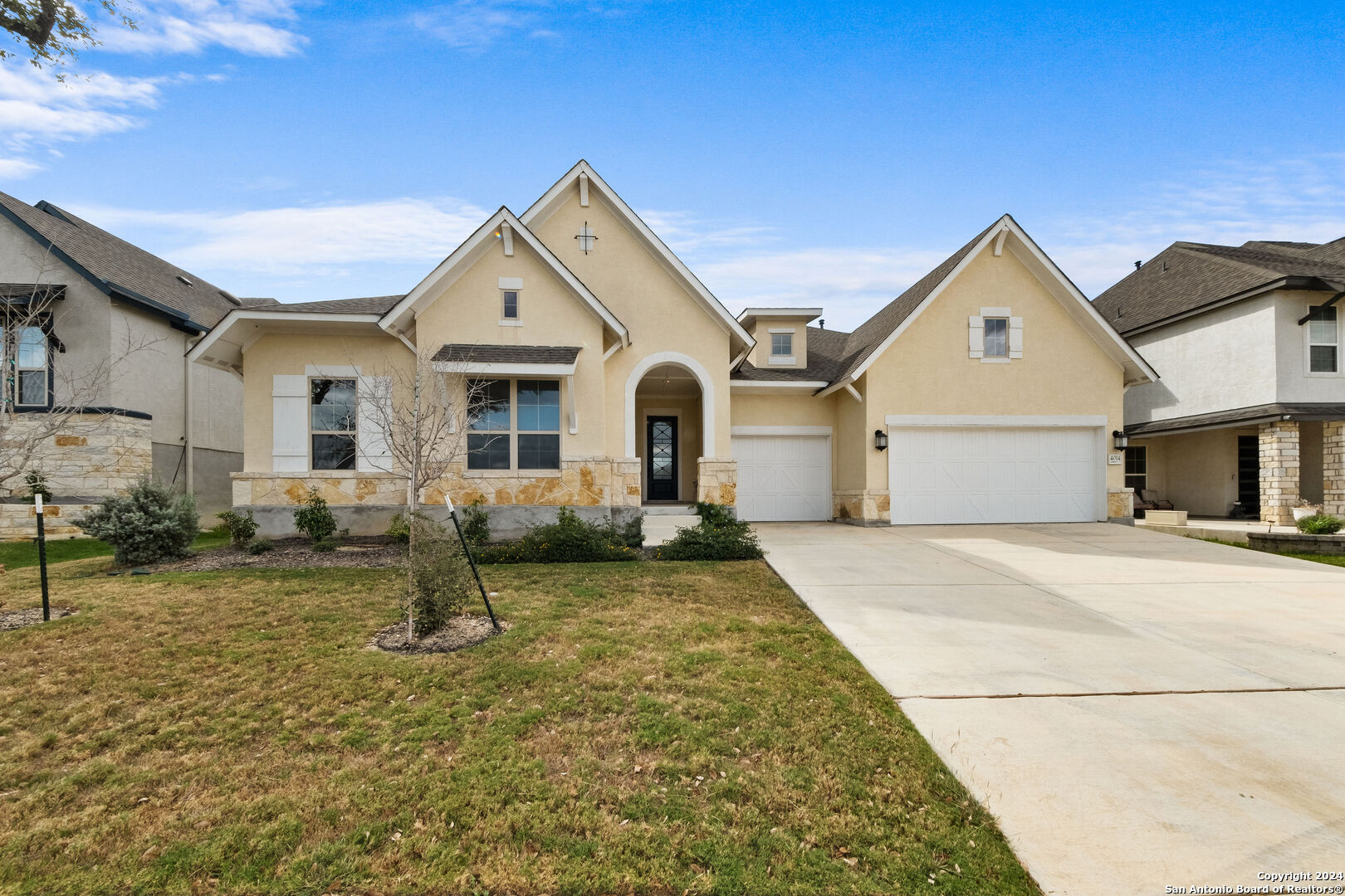 a view of a house with a yard