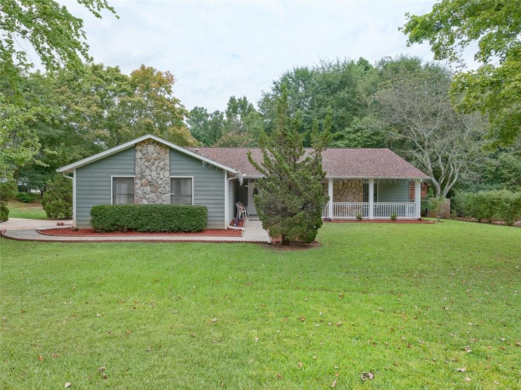 a view of a house with a yard