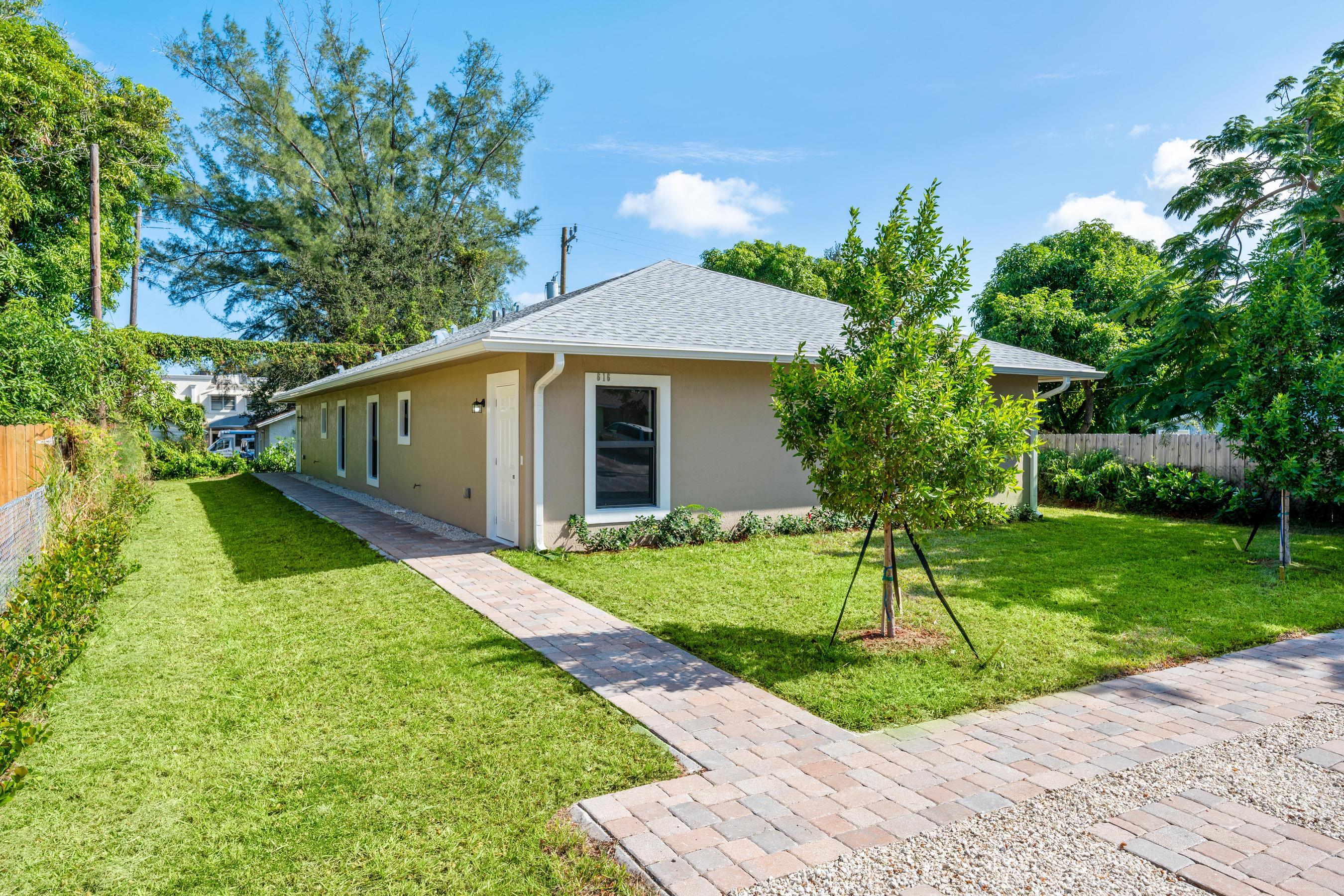 a view of a house with a yard